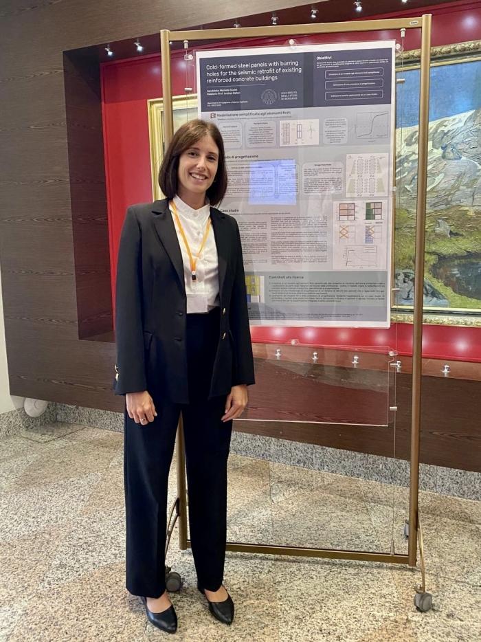 Michelle Gualdi espone il poster della sua tesi magistrale al congresso CTA